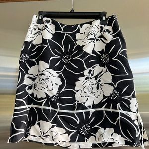 Adorable black & white 100% silk floral print skirt
